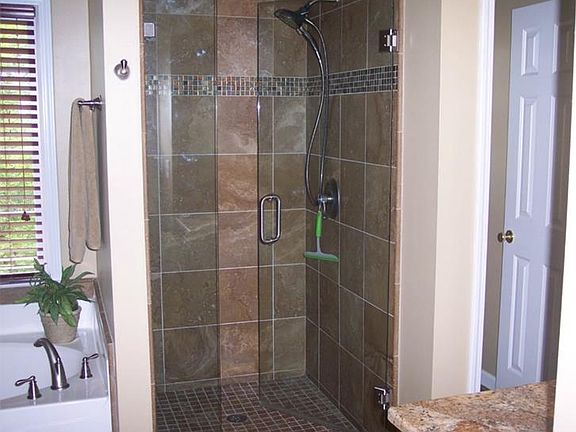 4th image of 205 Glenhaven Way