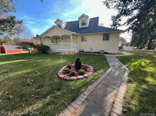 5981 Flemings Lake Rd, Clarkston, MI 48346