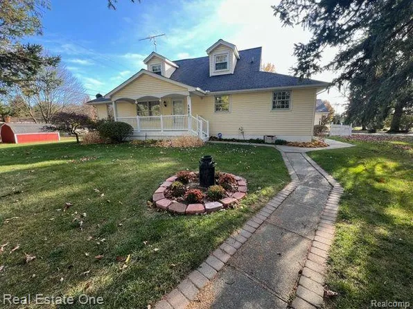 5981 Flemings Lake Rd, Clarkston, MI 48346