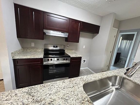 4th image of 5821 S Oak Dr