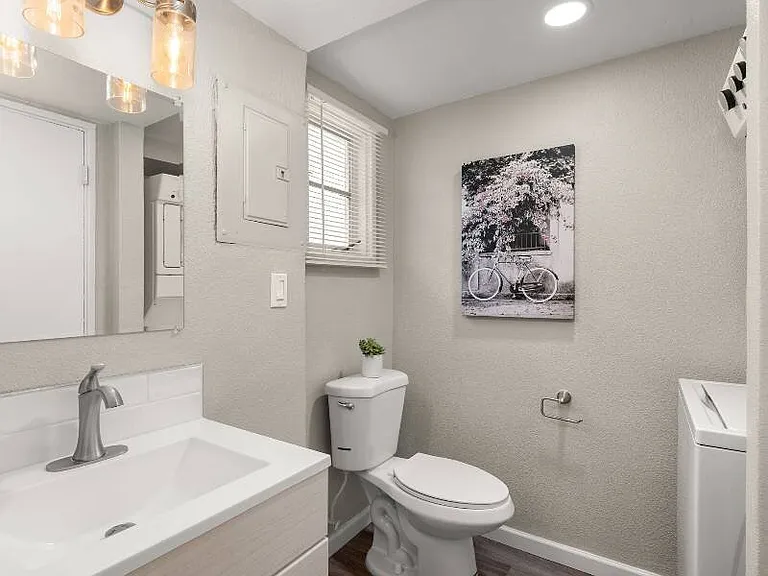 Nob Hill Apartments — Photo 10