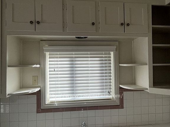 4th image of 536 E Saint James St #2