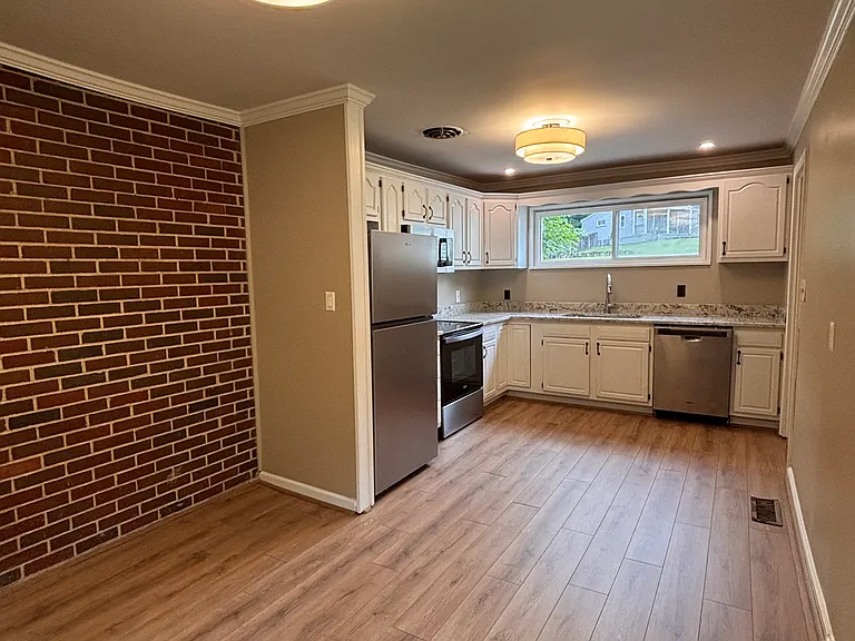 1401 Cresthill Rd — Photo 5