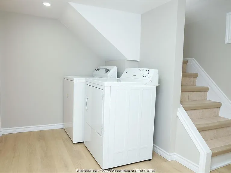935 Langlois Ave #LOWER — Photo 10