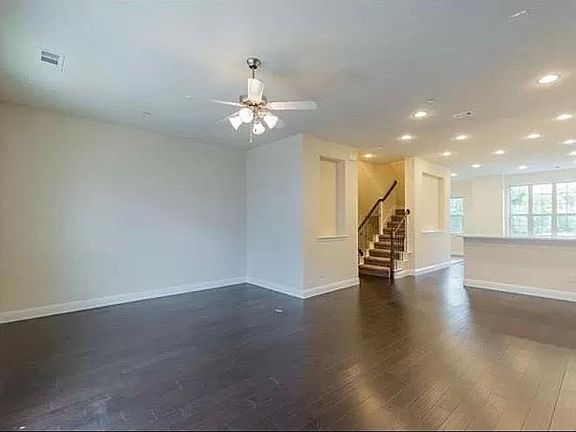 5th image of 535 W Royal Ln