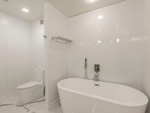 5th image of 737 W Washington Blvd APT 2804