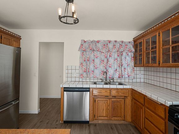 5th image of 1090 Davis St