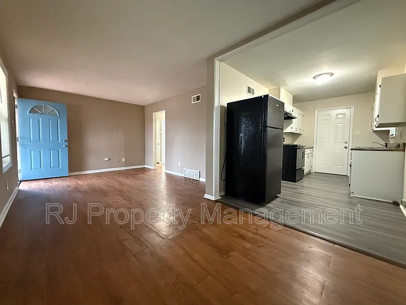 3 bed, 1.0 bath, 888 sqft, $995 — Photo 3