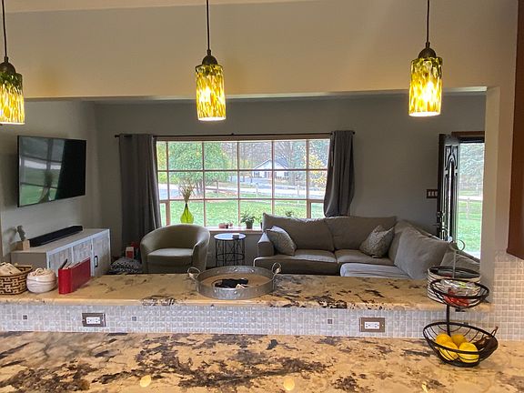 4th image of 1112 Woodcrest Dr