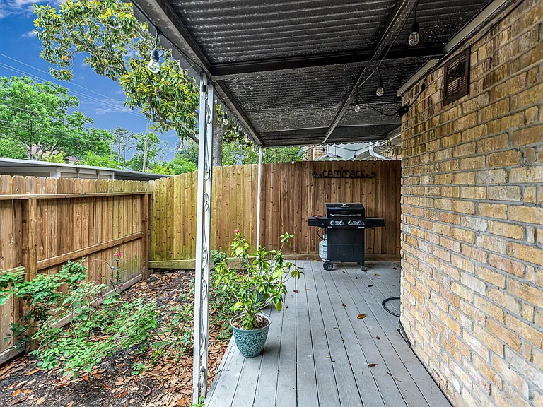 1669 W Sam Houston Pkwy S — Photo 26
