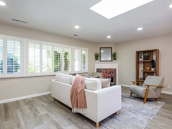 3rd image of 2023 Valparaiso Ave