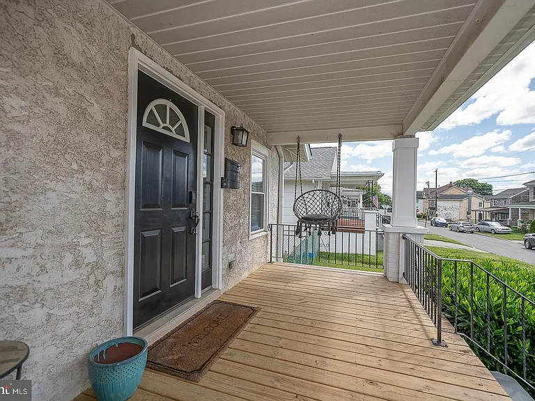 586 Summit St — Photo 4