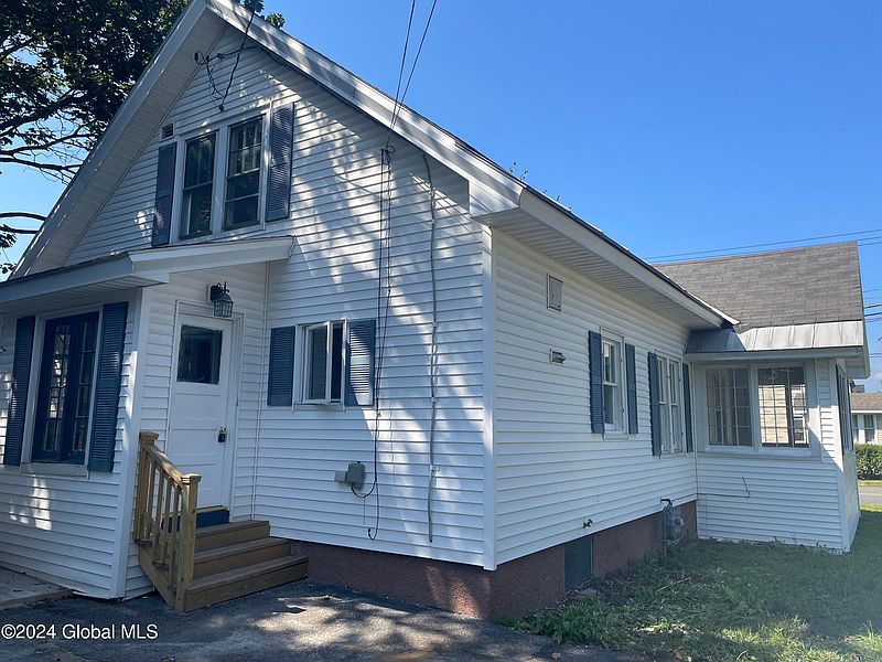 3rd image of 270 E Fulton Street