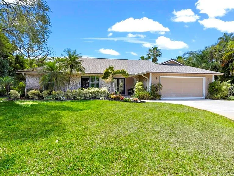 3074 NE Loquat Ln — Photo 1