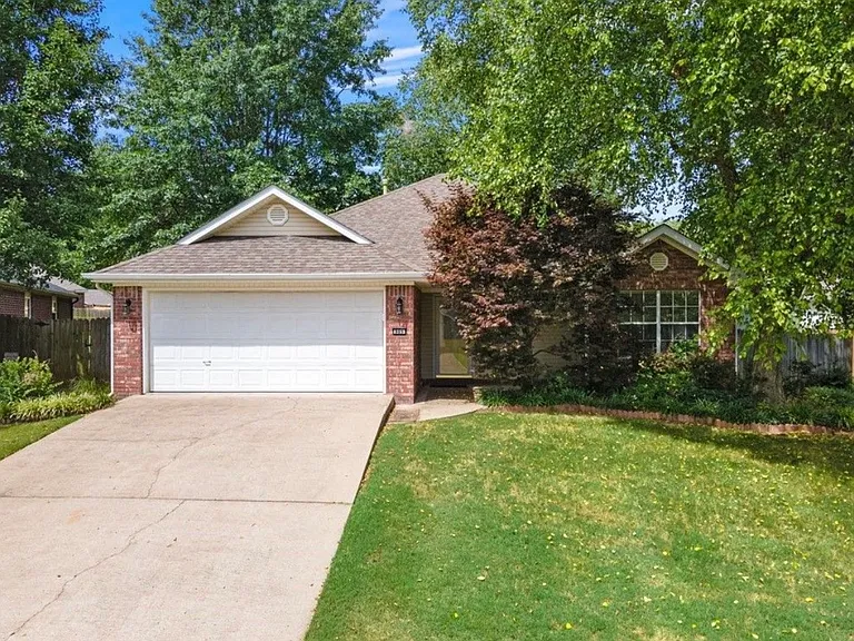 889 S Parkwood Dr — Photo 1