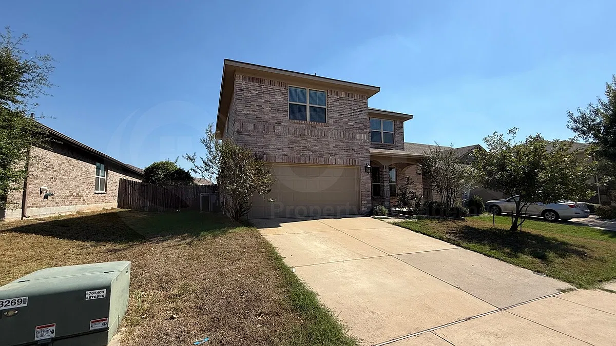3 bed, 2.5 bath, 1411 sqft, $2,100 — Photo 2