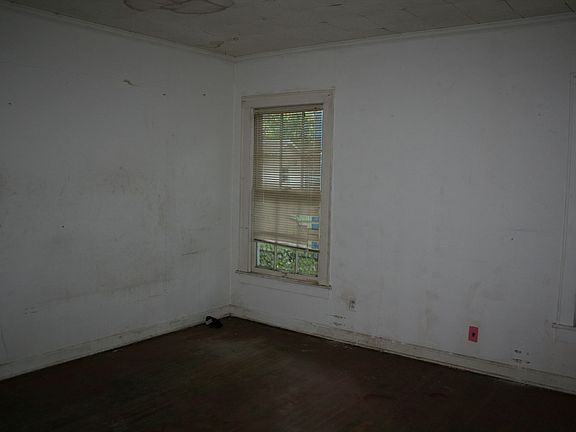 2nd image of 5624 Fairfax Ave