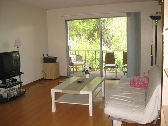 2nd image of 1541 Oxford St #2BR2