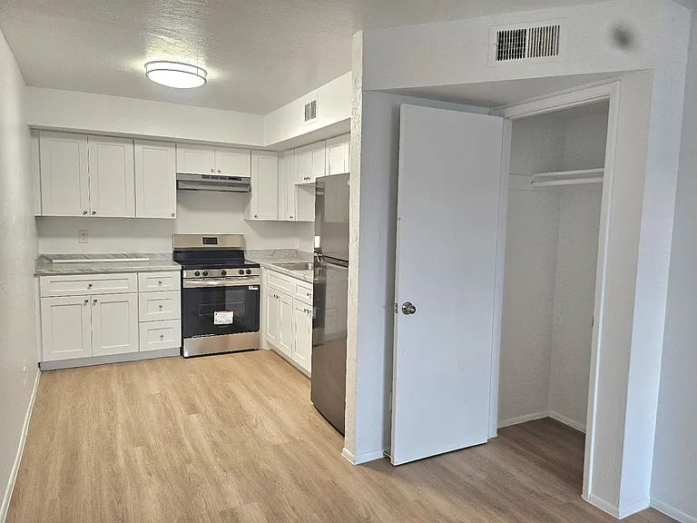 510 E Hatcher Rd #208 — Photo 6