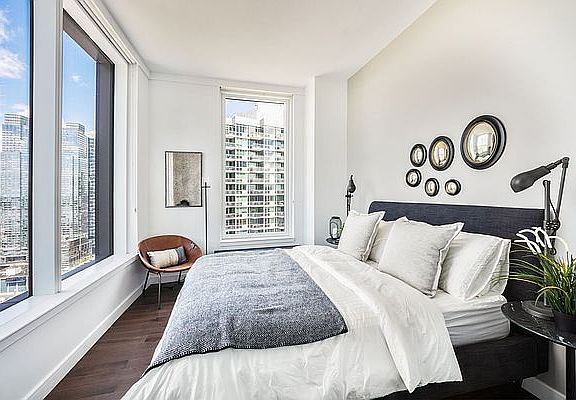 5th image of 515 W 36th St APT 21F