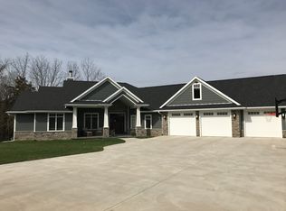 17411 Ballymore Ln, Dubuque, IA 52001