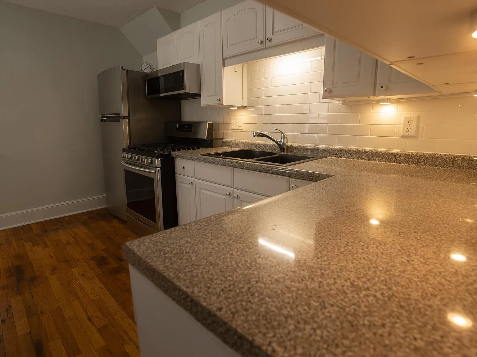 3 bed, 1200 sqft, $1,950 — Photo 2