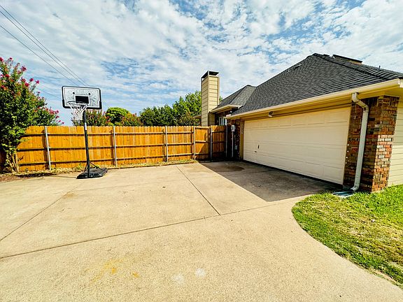 3rd image of 4002 Stonecastle Dr