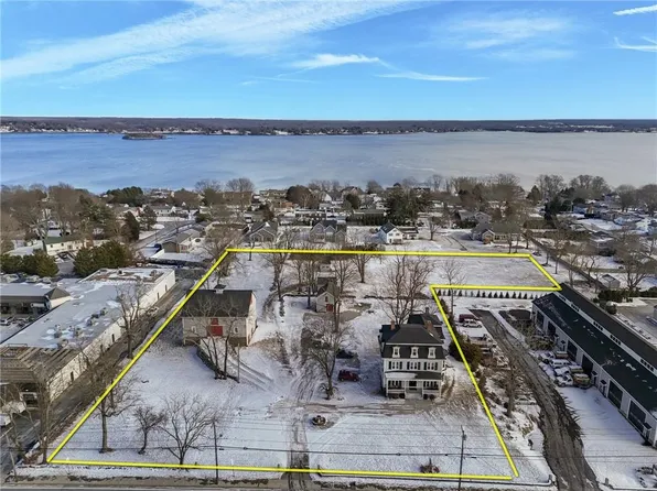 2967 E Main Rd, Portsmouth, RI 02871