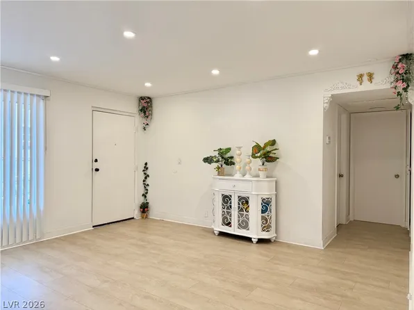 575 S Royal Crest Cir Unit 7, Las Vegas, NV 89169