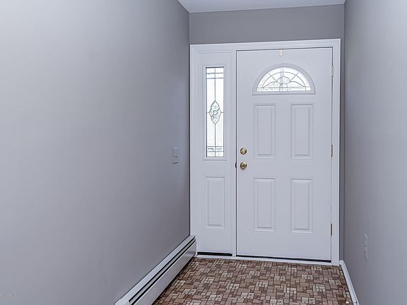 3rd image of 36 Kinkora Ct W