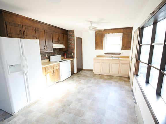 2nd image of 360 Red Oak Dr
