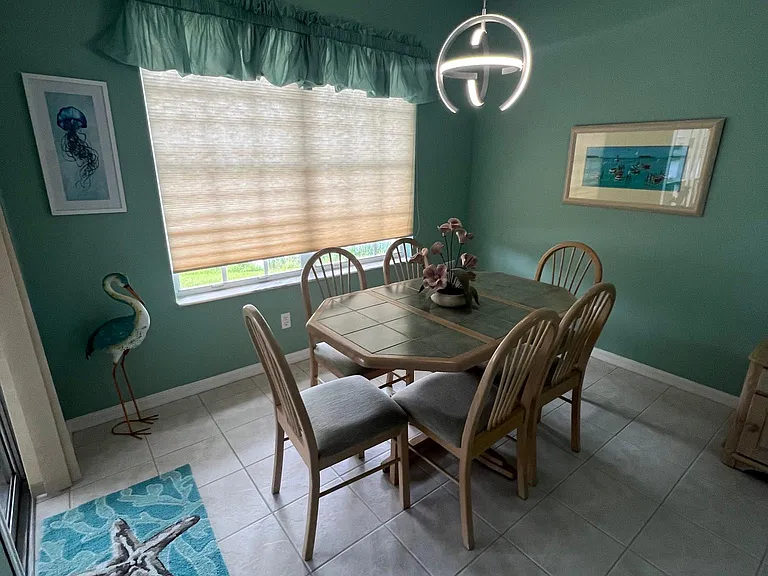 Kitchen Dining Area