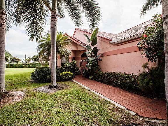 3rd image of 7524 Lexington Club Blvd APT A