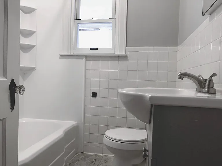 712 Des Moines Ave — Photo 9