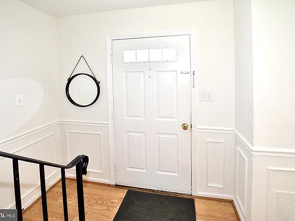 2nd image of 936 Sherwood Ct