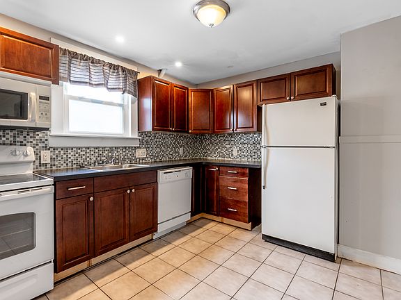 5th image of 256 Washington Ave #1