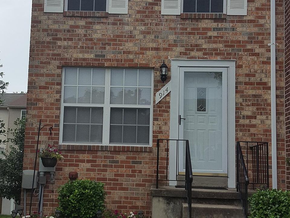 914 Pentwood Ct. front view of end of group