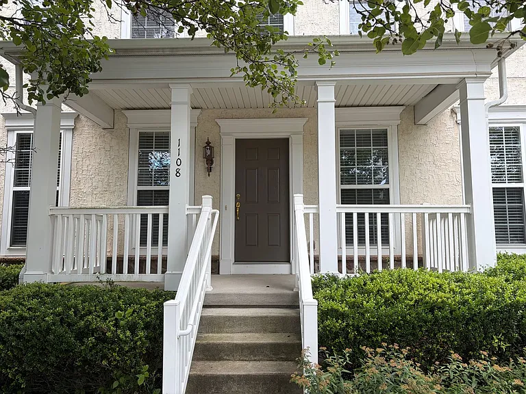 1108 Harding Dr — Photo 4