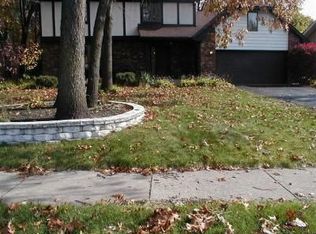 305 Plum Creek Dr, Schererville, IN 46375