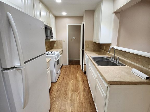 5th image of 206 Cypress St