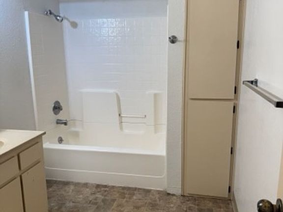 2nd image of 2040-2050 Redwood Way #2042