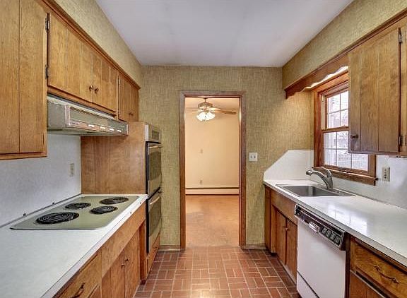 3rd image of 956 Lydia Ave W
