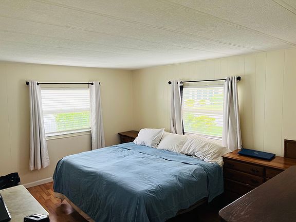 5th image of 252 E Harbor Dr