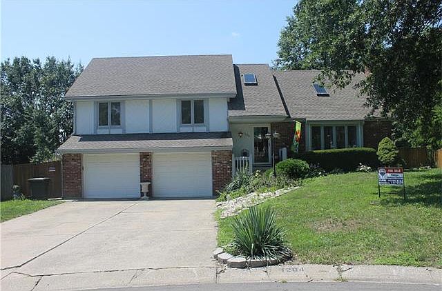1st image of 1204 NW Oak Leaf Ct