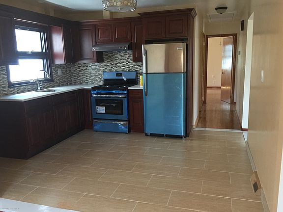 3rd image of 725 Hylan Blvd