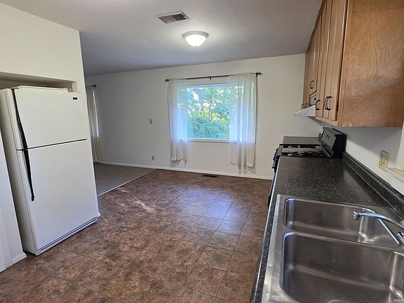 3rd image of 910 Rose St