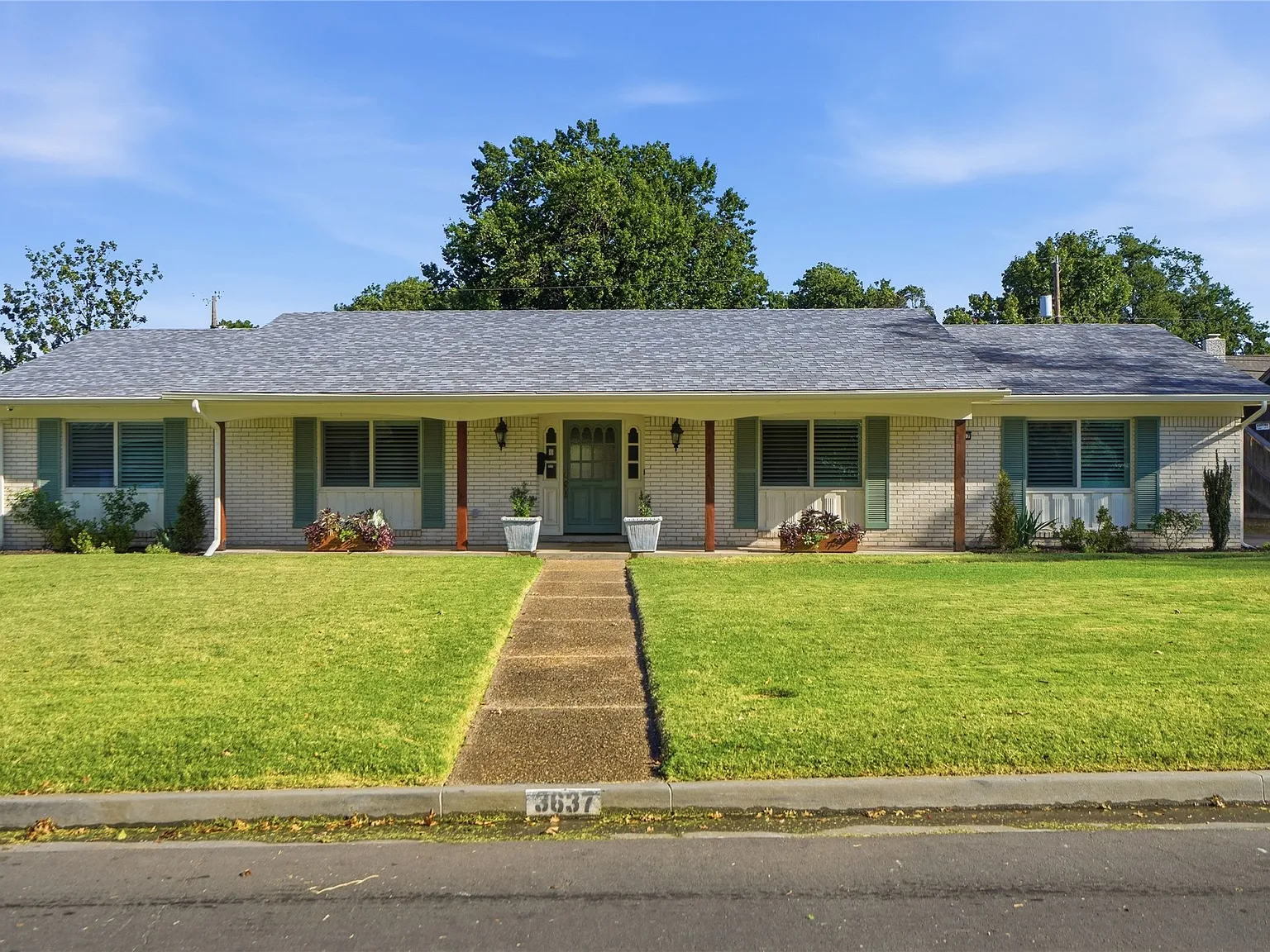 4 bed, 2.5 bath, 2970 sqft, $3,150 — Photo 1