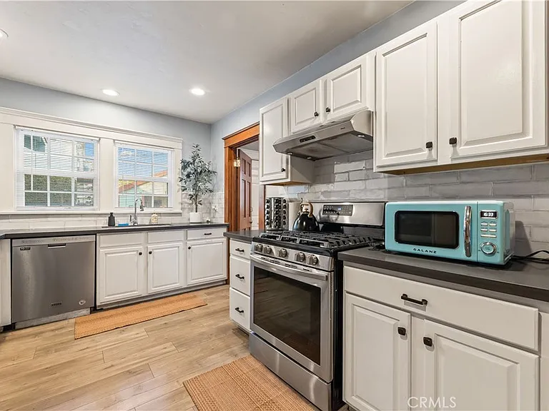 736 N Redonde Ave — Photo 3