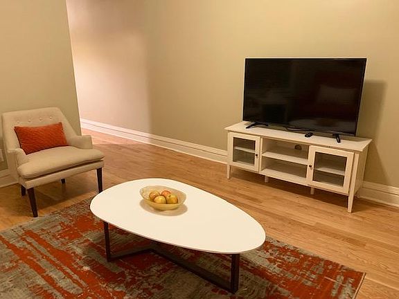 3rd image of 1134 W Oakdale Ave APT 3R