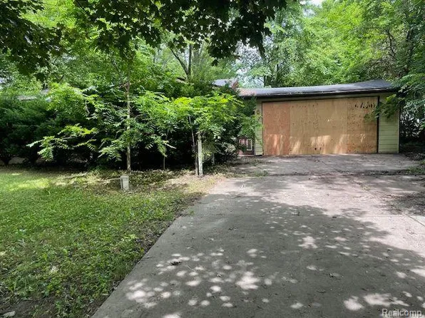 5415 Woodlawn Dr, Flint, MI 48506